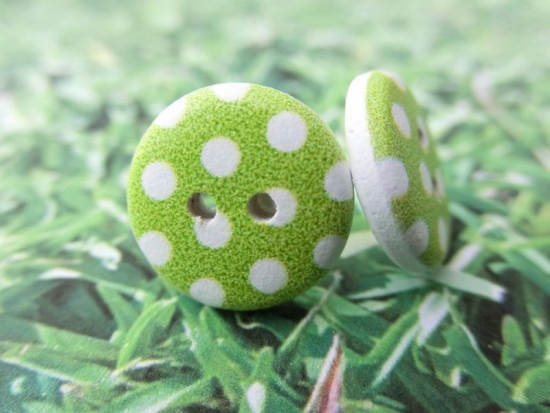 Preview: Holz Knopf Ohrstecker Punkte Muster grün